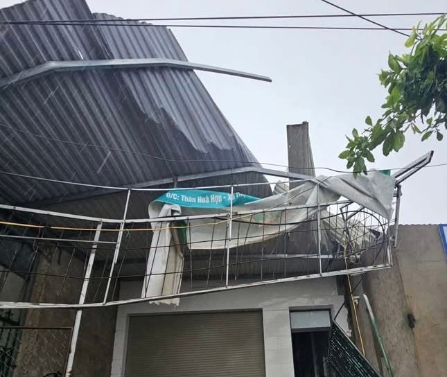 Một số nhà dân tại xã Đông Kinh bị lốc xoáy làm tốc mái.