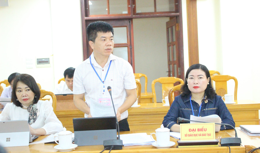Ông Nguyễn Hồng Cường - Phó Giám đốc Sở GD&ĐT Hà Tĩnh báo cáo tại cuộc họp. img-4932.jpg