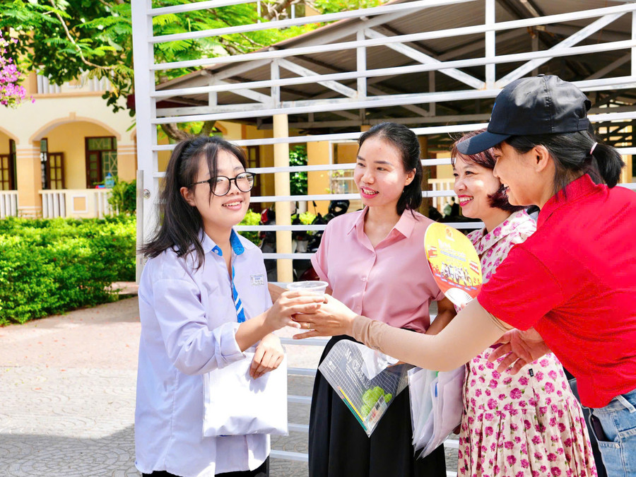 Phụ huynh, thí sinh nở nụ cười nhẹ nhõm sau khi hoàn thành buổi thi cuối. z6746637769474-be052c9b072f32d9a199c0f5d29cbabd.jpg