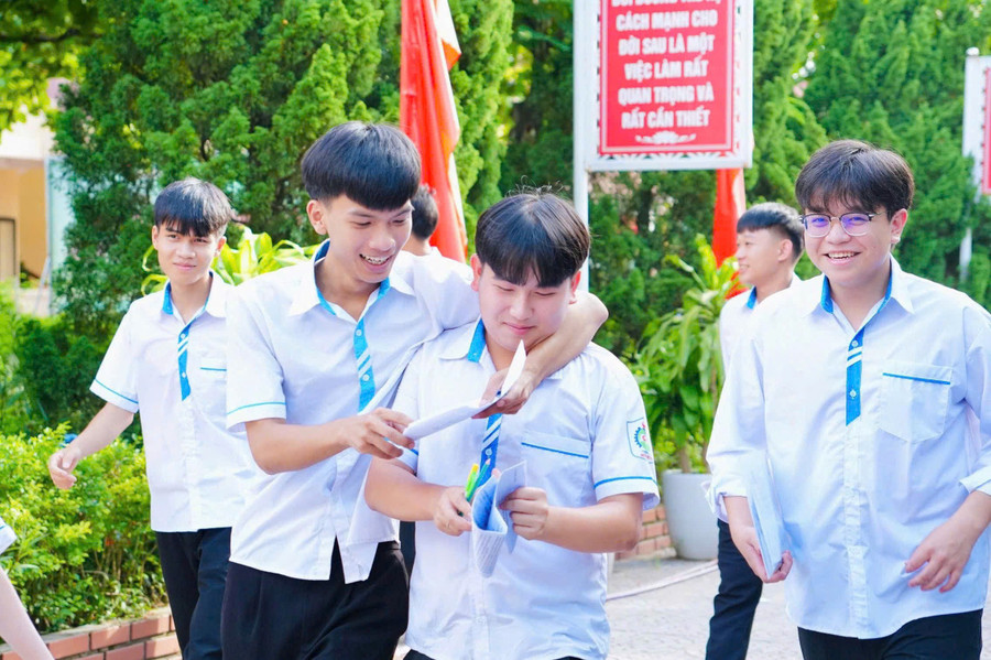 Thí sinh vui vẻ, thoải mái rời các điểm thi. z6746636371871-92865f149803aede8ed5f69943f6a7b3.jpg