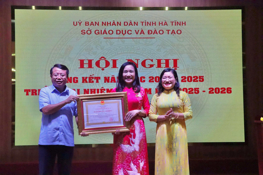 On behalf of the provincial leaders and the Department of Education and Training of Ha Tinh province, the President awarded the Third Class Labor Medal to Teacher Nguyen Thi My Binh - Vice Principal of Ha Tinh Specialized High School. z6954563329979-ab5d05454803e7985affb45284855726.jpg