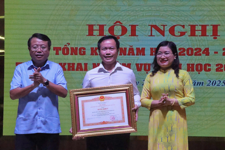... Certificate of Merit from the Prime Minister for Nguyen Dinh Lien High School. z6954566021553-19d3fdb30fc85c5e72bd890b28a349e1.jpg