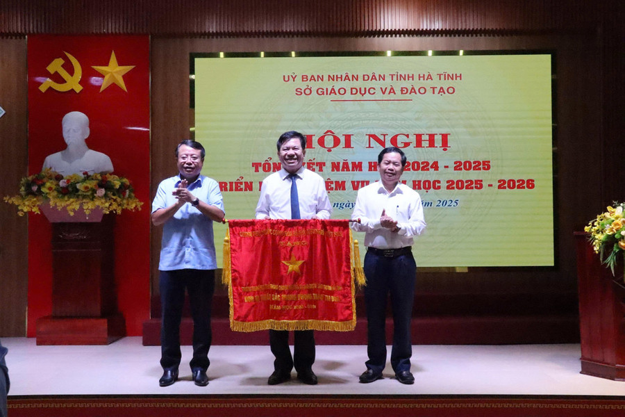 Awarding the Government Emulation Flag to Ha Tinh Specialized High School and... z6954520409878-d229c7956a2acf641e10f06eb39cb9fe.jpg