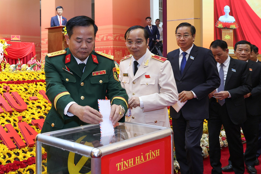 Các đại biểu tham dự Đại hội Đại biểu Đảng bộ Hà Tĩnh khóa XX ủng hộ Nhân dân bị thiệt hại do bão số 10.