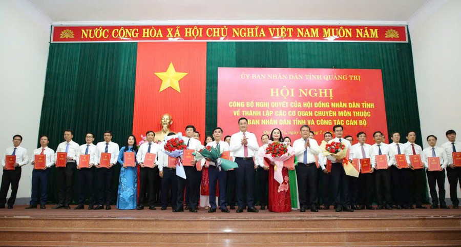 Bí thư Tỉnh ủy Quảng Trị trao Quyết định bổ nhiệm Giám đốc, Phó Giám đốc các Sở, ngành.