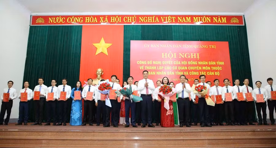 Bí thư Tỉnh ủy Quảng Trị trao Quyết định bổ nhiệm Giám đốc, Phó Giám đốc các Sở, ngành.