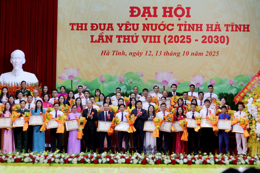 Đại hội vinh danh 100 điển hình tiêu biểu xuất sắc toàn tỉnh giai đoạn 2020-2025. z7111041201128-d7944f89e006b80720b61d0f69229319.jpg