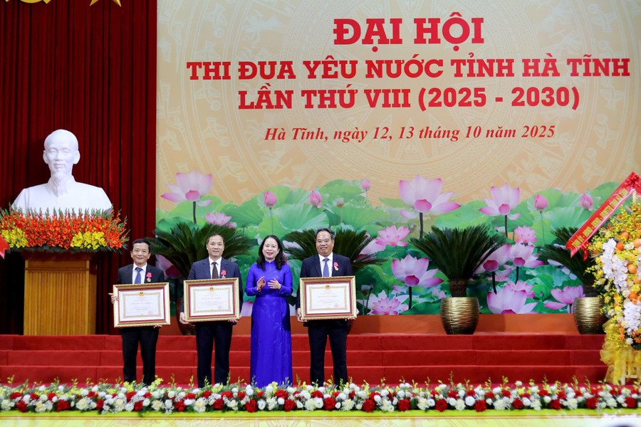 Thừa ủy quyền Chủ tịch nước, Phó Chủ tịch nước Võ Thị Ánh Xuân trao tặng Huân chương Lao động hạng Nhì cho 3 cá nhân thuộc tỉnh Hà Tĩnh. z7111041236392-a6cab97ae1019bdd13ae67ba6ecd05bb.jpg