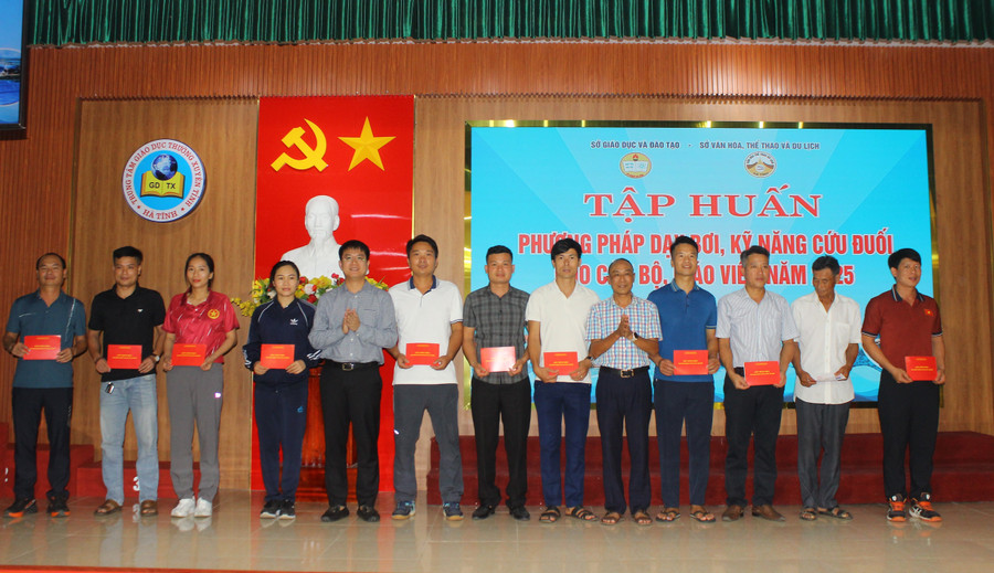 Ban tổ chức trao chứng chỉ cho các học viên hoàn thành lớp tập huấn. img-6114.jpg