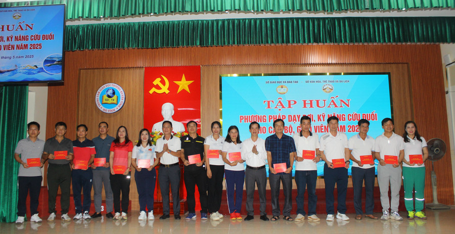 129 giáo viên Hà Tĩnh hoàn thành tập huấn dạy bơi, kỹ năng phòng chống đuối nước.