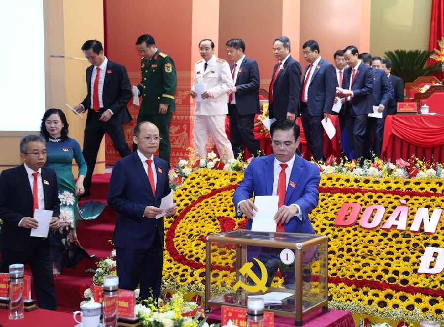 Các đại biểu tiến hành bỏ phiếu. img-9986.jpg
