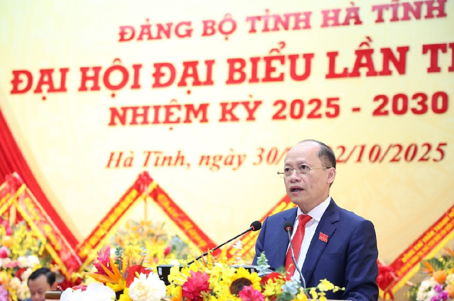 Ông Nguyễn Hồng Lĩnh, Phó Bí thư Tỉnh ủy, Phó Chủ tịch Thường trực UBND tỉnh phát động ủng hộ đồng bào bị thiệt hại do bão số 10. img-9985.jpg