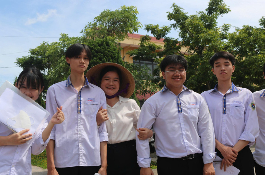 Giáo viên chúc mừng, động viên học sinh sau khi hoàn thành môn thi đầu tiên. z6743296207231-a0a9304bcb93d30ee7bc652f40100934.jpg