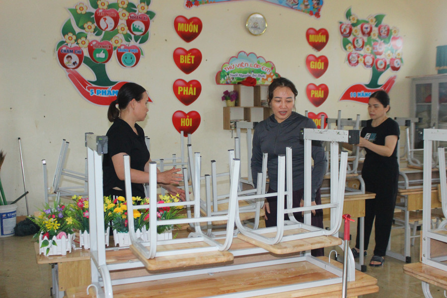 Cán bộ, giáo viên Trường Tiểu học Đỉnh Bàn dọn dẹp trường lớp. img-7187.jpg