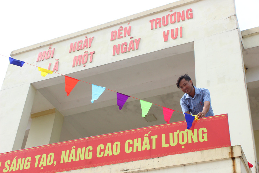 Giáo viên Trường THCS Sơn Lộc khẩn trương trang trí trường lớp chuẩn bị cho năm học mới. img-7415.jpg