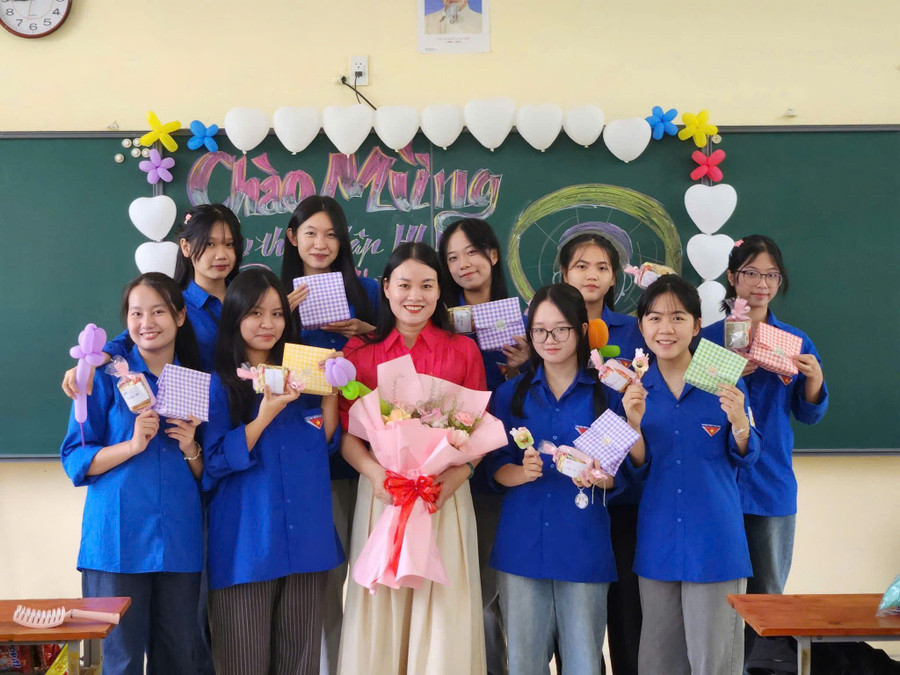 Cô Phan Thị Hồng Cẩm và đội tuyển học sinh giỏi Văn Trường THPT Nguyễn Thị Minh Khai.