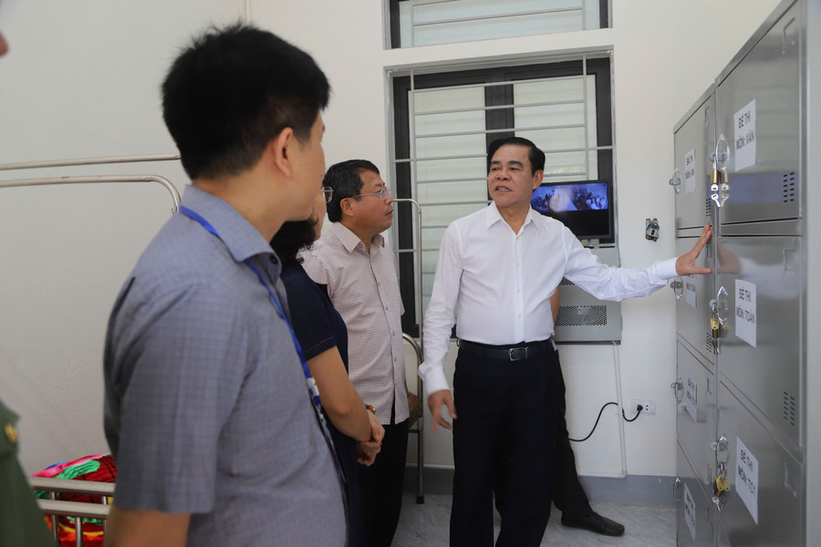 Chủ tịch UBND tỉnh Hà Tĩnh Võ Trọng Hải cùng Đoàn công tác kiểm tra cơ sở vật chất tại điểm thi Trường THCS Nguyễn Du (TP Hà Tĩnh). z6734202450516-273129bf1363f32d70af6897b2d170be.jpg