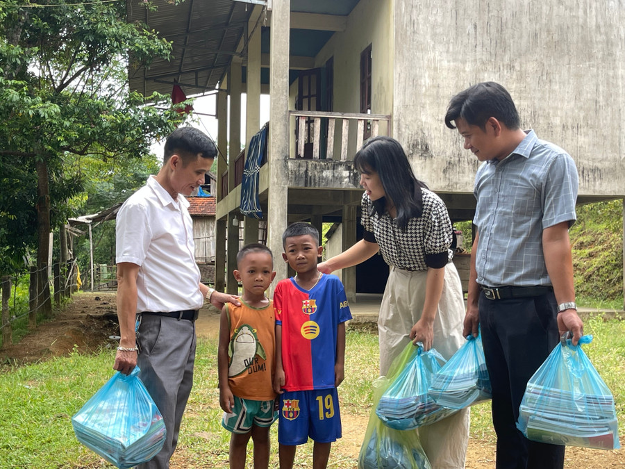 Thầy cô Trường Tiểu học Hương Liên (xã Phúc Trạch, Hà Tĩnh) đến nhà động viên học sinh người Chứt.