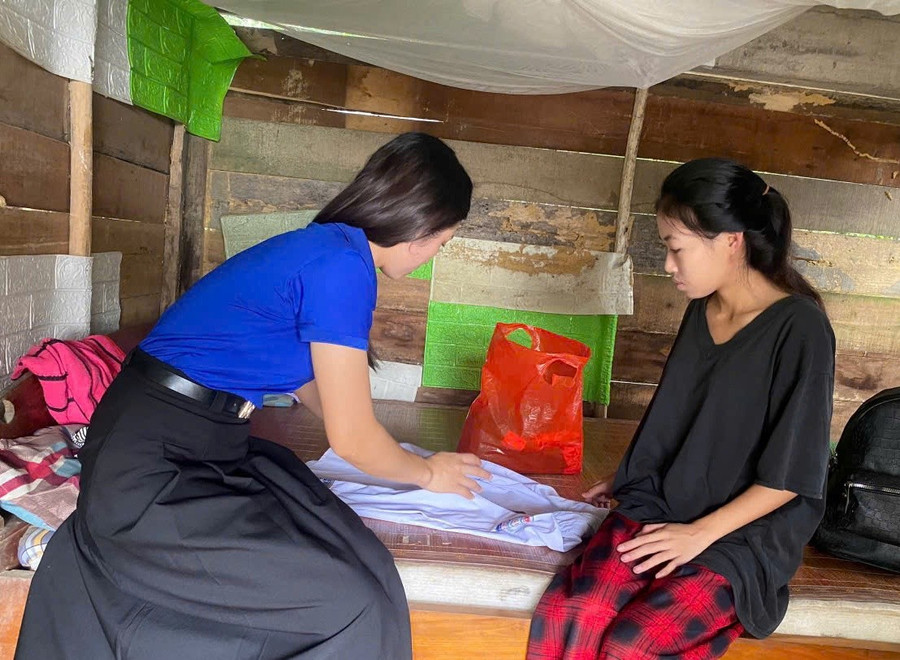 Vào tận bản đưa học sinh người Chứt đến trường làm thủ tục dự thi THPT.