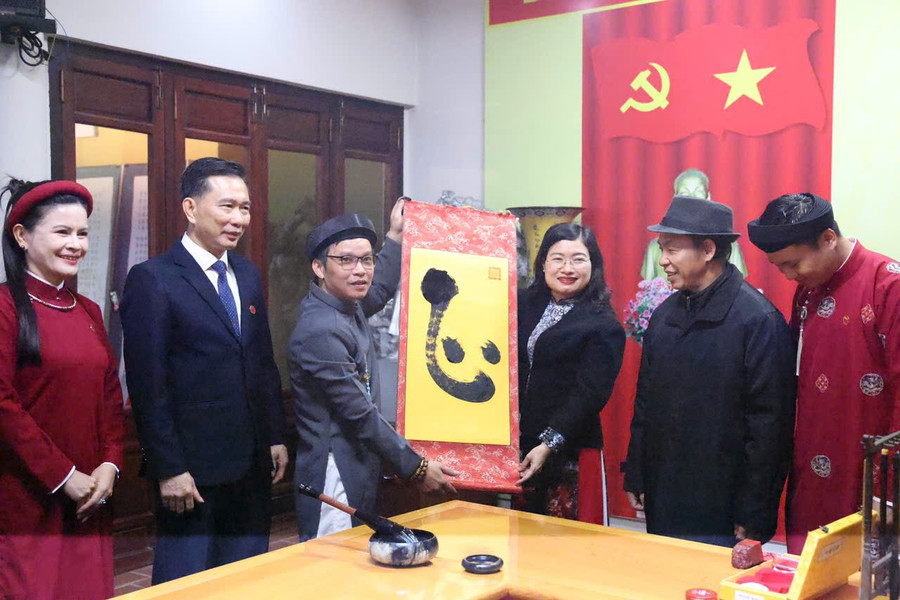 Các đại biểu tham quan trải nghiệm thư pháp tại Lễ khai mạc trưng bày chuyên đề "Đại thi hào Nguyễn Du – Ngàn năm nhớ mãi".