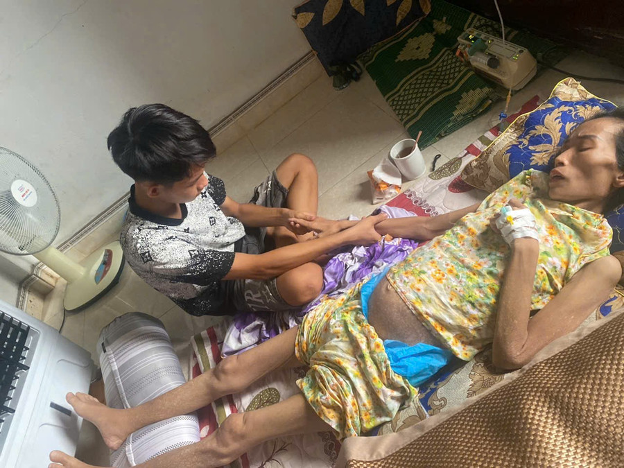 Em Nguyễn Minh Quân - 16 tuổi (Hà Tĩnh), chỉ mong có phép màu để giữ mẹ ở bên cha con lâu thêm dù chỉ một chút.