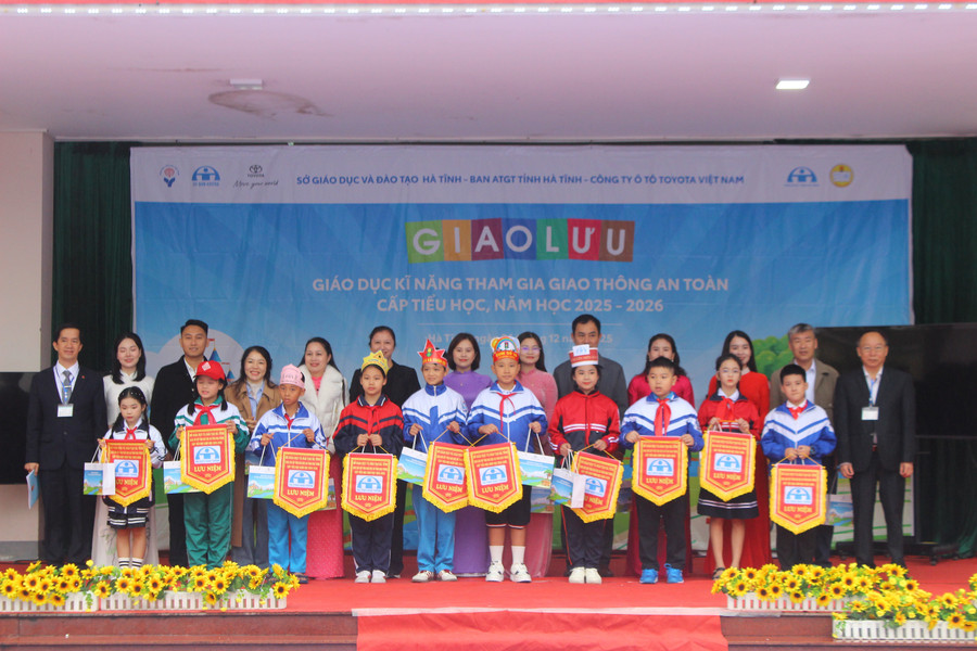 Ban tổ chức trao cờ lưu niệm cho các đội tham gia giao lưu.