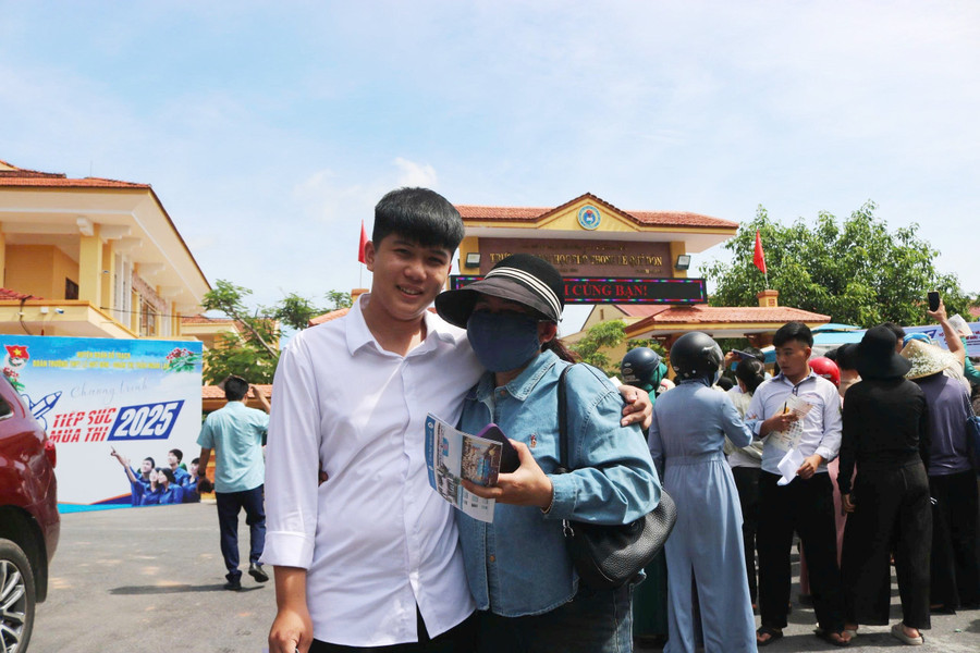 Thí sinh Quảng Bình phấn khởi sau buổi thi đầu tiên. z6743198143508-59957d39194648d146d7840ff0e27f9f.jpg
