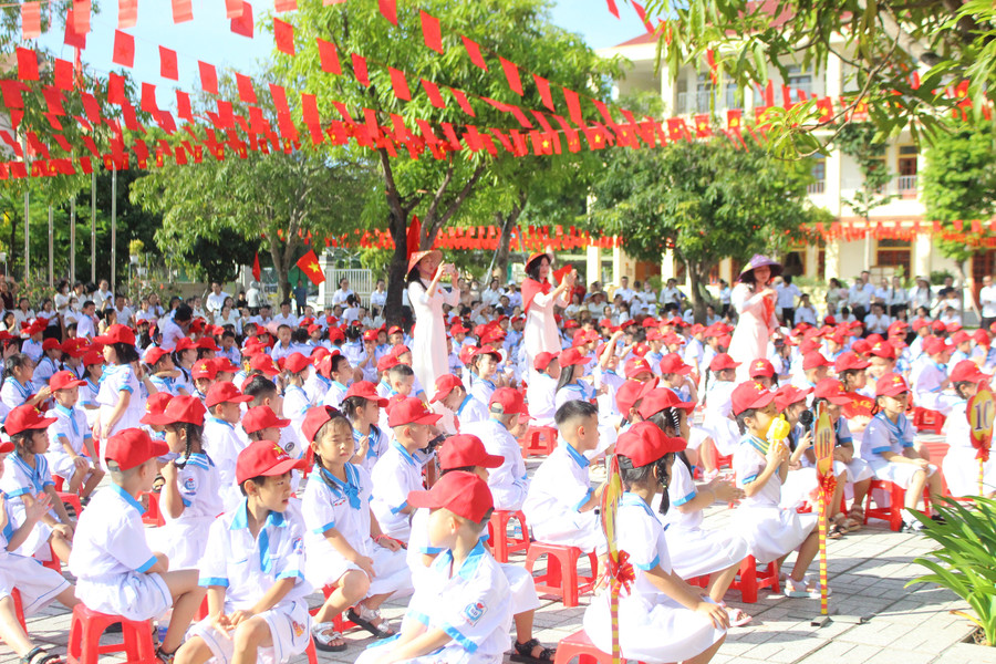 Trong những ngày qua, các giáo viên đang trang trí trường lớp rực rỡ chào đón năm học mới và các ngày lễ lớn. img-6883.jpg