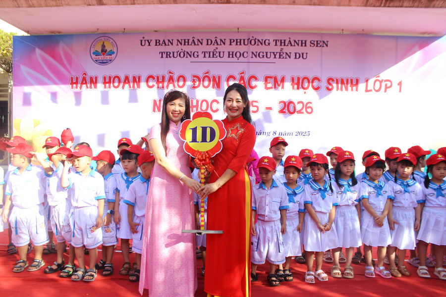 Tại Trường Tiểu học Nguyễn Du (phường Thành Sen), năm học 2025-2026, có 336 học sinh với 8 lớp 1. img-6818.jpg