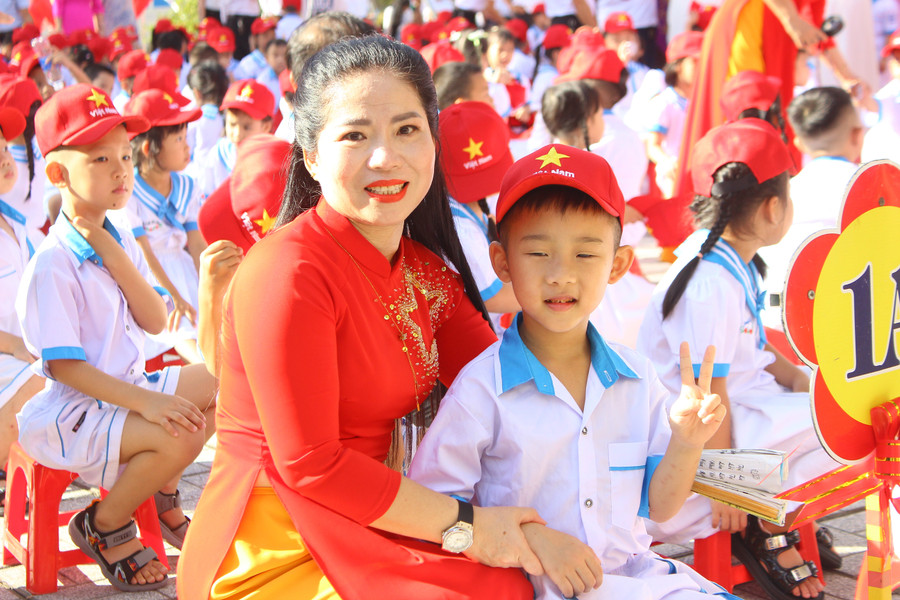 Cùng với sự động viên của bố mẹ, các em còn có sự dìu dắt tận tình của các cô giáo chủ nhiệm. img-6832.jpg