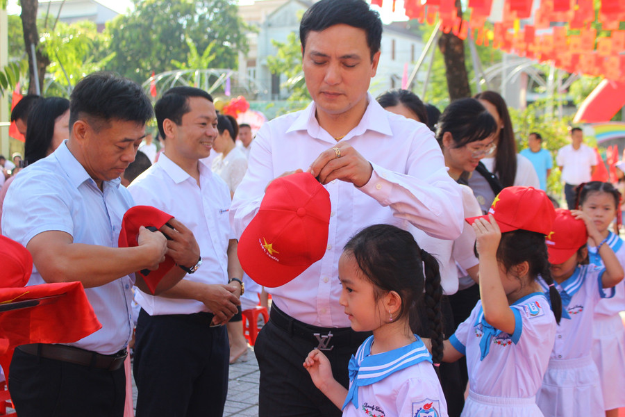 Sáng 22/8, hơn 26.400 học sinh lớp 1 tại Hà Tĩnh đã chính thức đến trường trong vòng tay yêu thương của thầy cô giáo. img-6811.jpg
