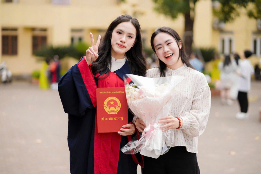 Em Trần Kim Ngân (áo cử nhân) , học sinh lớp 12 Anh – Trường THPT Chuyên Hà Tĩnh thủ khoa toàn tỉnh khối D01. z6813273756001-8e66ad136bc8356ad369e54431f8c933.jpg