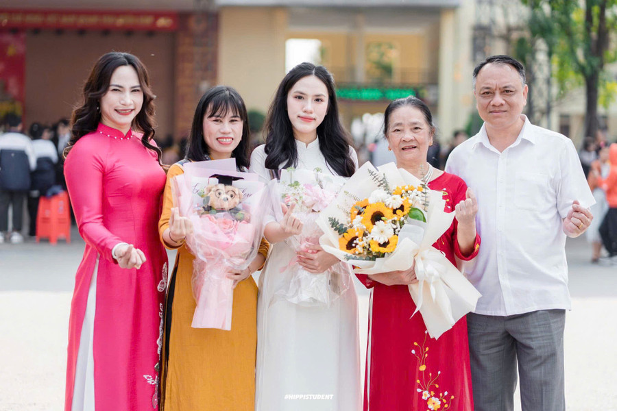 Gia đình, thầy cô luôn đồng hành với Kim Ngân trong học tập và đời sống. z6813253598412-9ec015c8240b7e07ec0ac98f3e23cd46.jpg