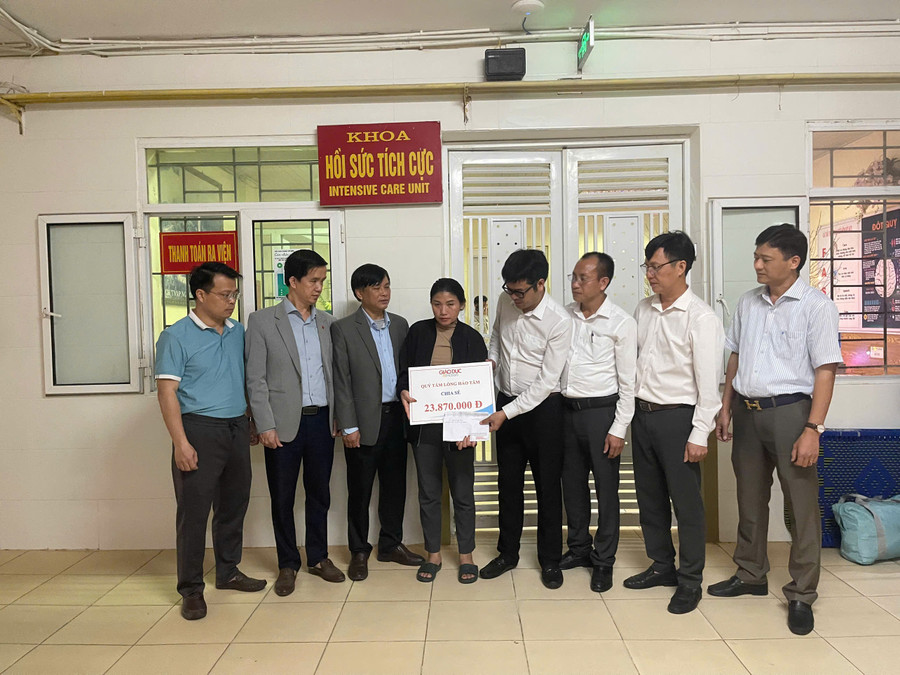 Đại diện Báo Giáo dục & Thời đại đã trao số tiền đợt 2 hơn 23 triệu đồng tới chị Hồng – mẹ của em Nguyễn Thị Yến Nhi (học sinh lớp 12).