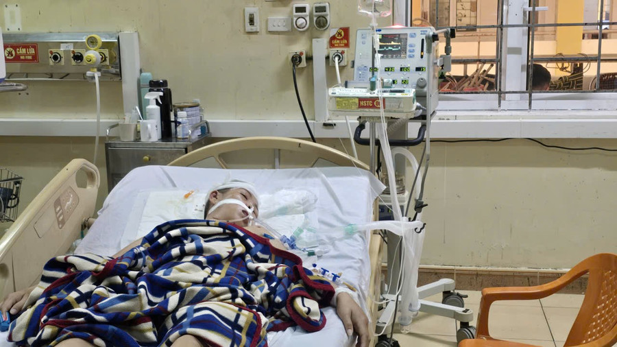 Chị Phương - mẹ Thảo Nguyên hiện đang điều trị tại Khoa hồi sức tích cực - Bệnh viện Đa khoa Hà Tĩnh.