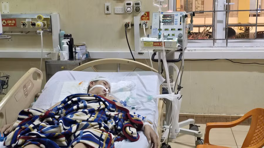 Chị Phương - mẹ Thảo Nguyên hiện đang điều trị tại Khoa hồi sức tích cực - Bệnh viện Đa khoa Hà Tĩnh.