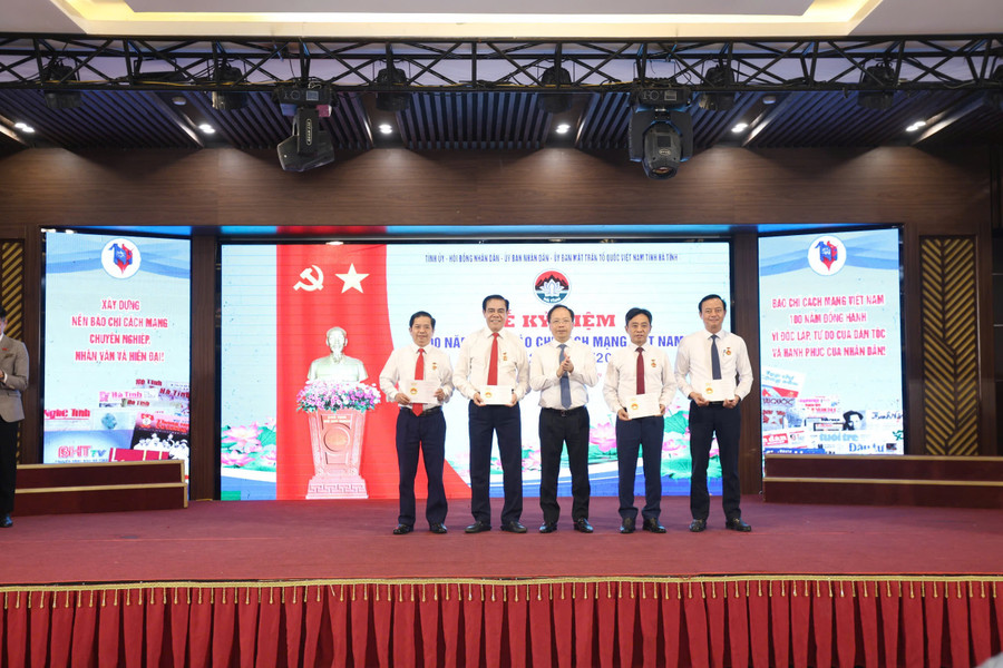 Bí thư Tỉnh ủy Nguyễn Duy Lâm trao kỷ niệm chương “Vì sự nghiệp báo chí Việt Nam” cho 7 cá nhân. z6686508277327-7ec1567b66b732522a66e8123e47f822.jpg