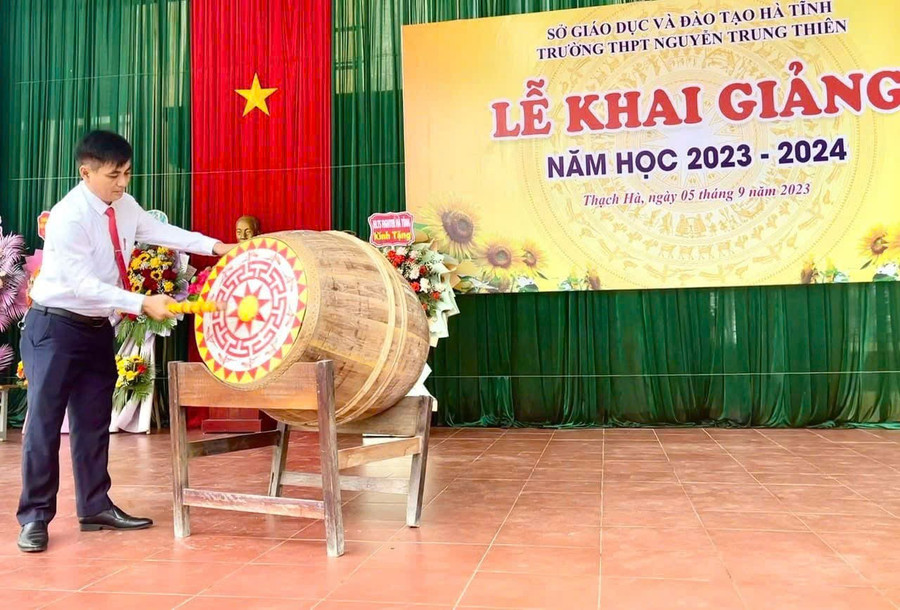 Hiệu trưởng Trường THPT Nguyễn Trung Thiên đánh trống khai giảng năm học mới. (Ảnh tư liệu).
