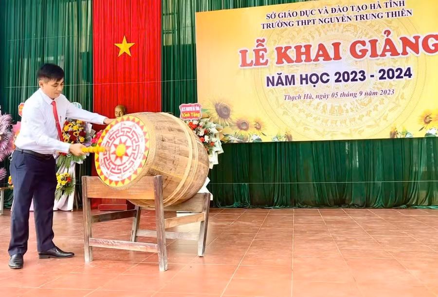 Hiệu trưởng Trường THPT Nguyễn Trung Thiên đánh trống khai giảng năm học mới. (Ảnh tư liệu).