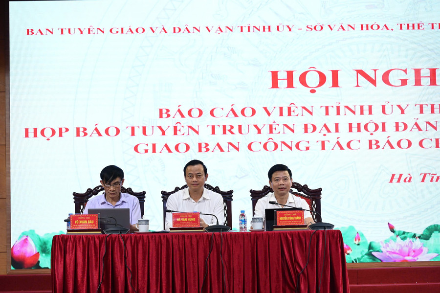 Các đại biểu chủ trì Hội nghị. z7027784423005-e07ece431f2e4daf1e9f52a15f78b5c1.jpg