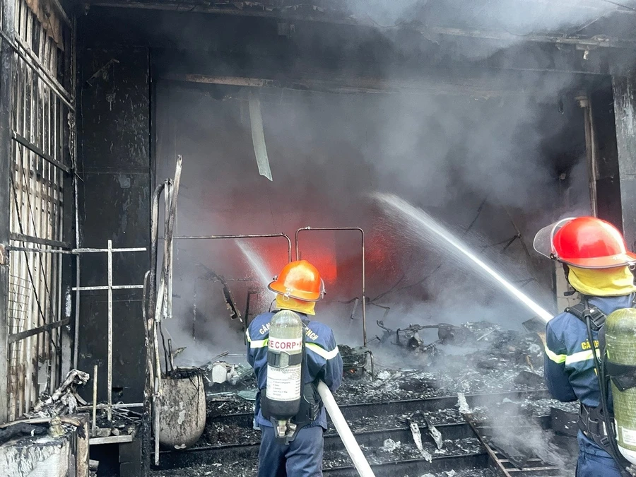 Lực lượng chức năng triển khai các biện pháp khống chế đám cháy.