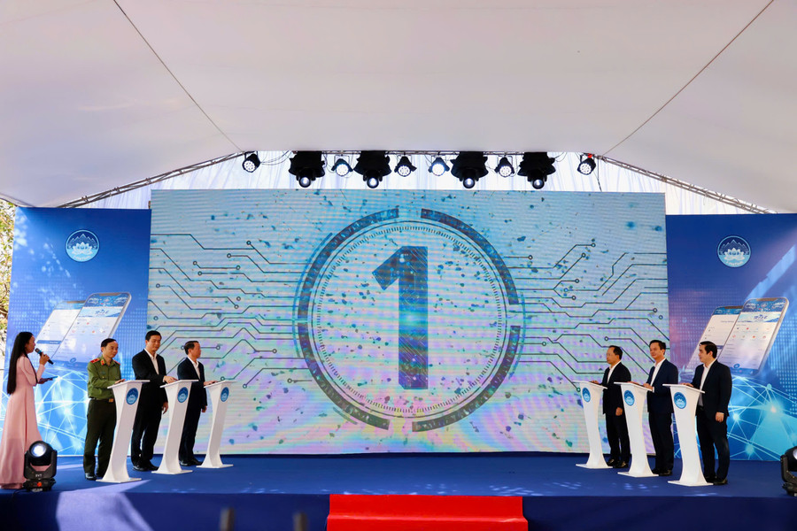 Các đại biểu tham dự nhấn nút khởi động ứng dụng i-HaTinh.