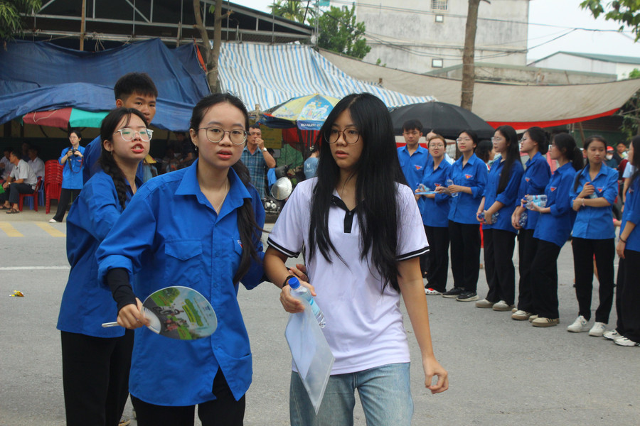 Tình nguyện viên hỗ trợ các thí sinh đến phòng thi. img-6460.jpg