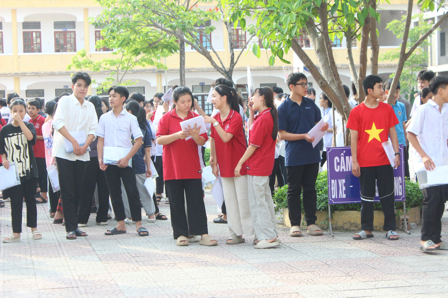 Thí sinh hội đồng thi Trường THCS Nguyễn Du (TP Hà Tĩnh) trao đổi bài sau khi hoàn thành bài thi. img-6443.jpg