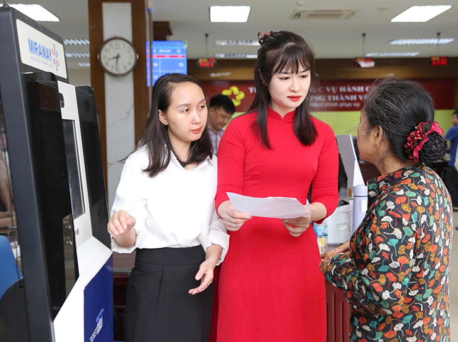 Người dân đến làm thủ tục tại Trung tâm phục vụ hành chính công phường Thành Vinh, Nghệ An.