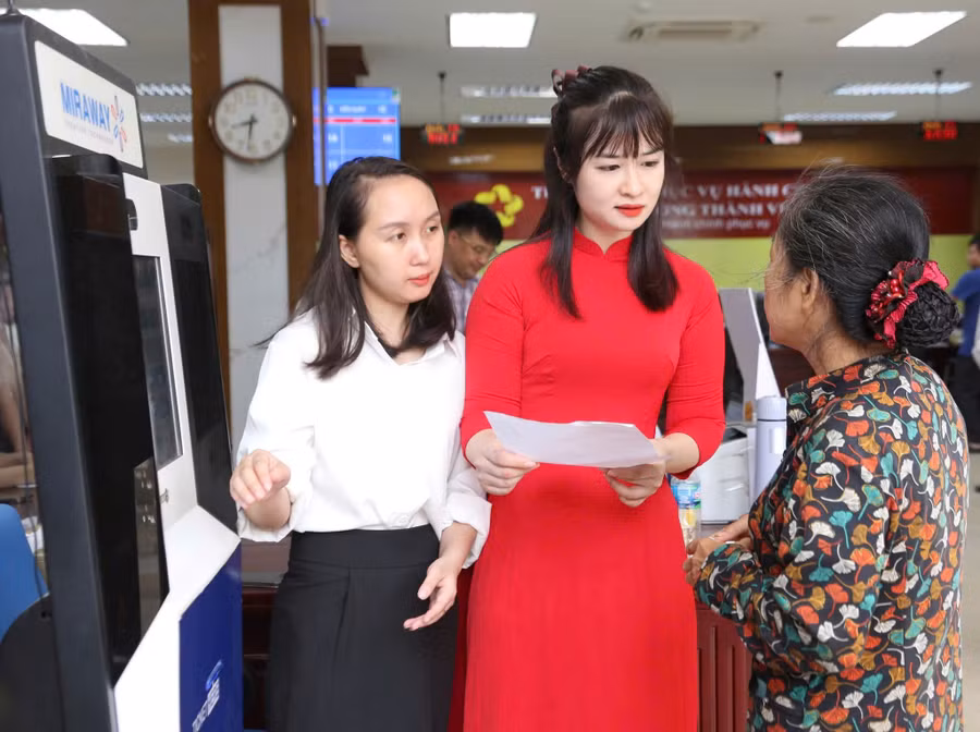 Người dân đến làm thủ tục tại Trung tâm phục vụ hành chính công phường Thành Vinh, Nghệ An.