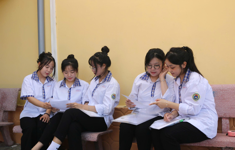 Chưa tới giờ thi, thí sinh tranh thủ ôn lại kiến thức đã học z6742621969238-edb298ea8eceabc1f8638c98dad463a6.jpg