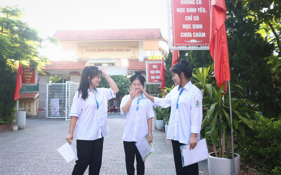 Thí sinh tại điểm Trường THPT Ngô Quyền chúc nhau thi tốt. z6742621894290-2269f6d5fb66de6e62bcf3abe836c659.jpg