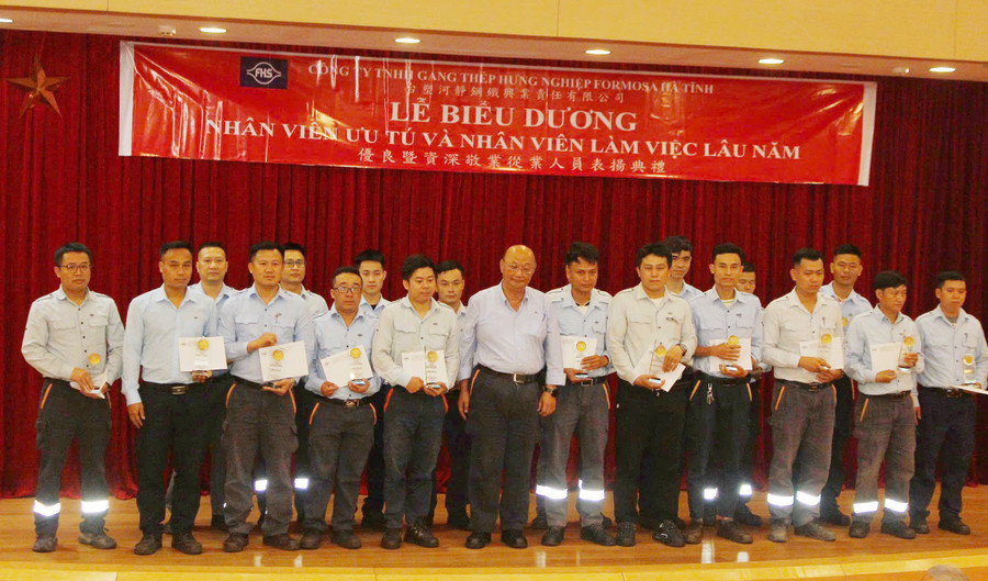 Lãnh đạo Công ty TNHH Gang thép Hưng Nghiệp Formosa Hà Tĩnh trao quà lưu niệm kèm tiền thưởng cho nhân viên ưu tú. z6657772674172-51278085069e04cf6daad953af97fd41.jpg