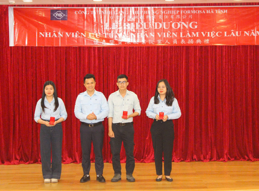 Formosa Hà Tĩnh tặng vàng cho 651 lao động thâm niên từ 5-15 năm. z6657772688391-df465d206801f972c480a328173594a0.jpg